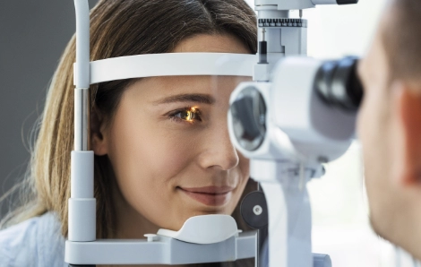 pacjentka w trakcie badania wzroku